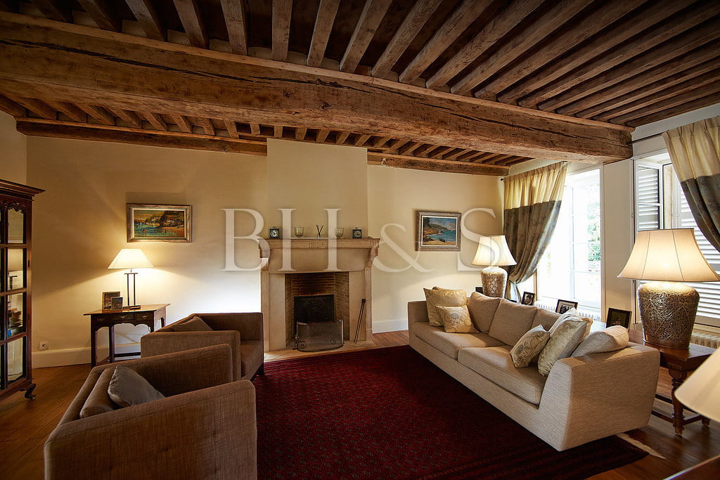 Maison de caractère en bourgogne, plafond à la française, parquet ancien, cheminée en pierre