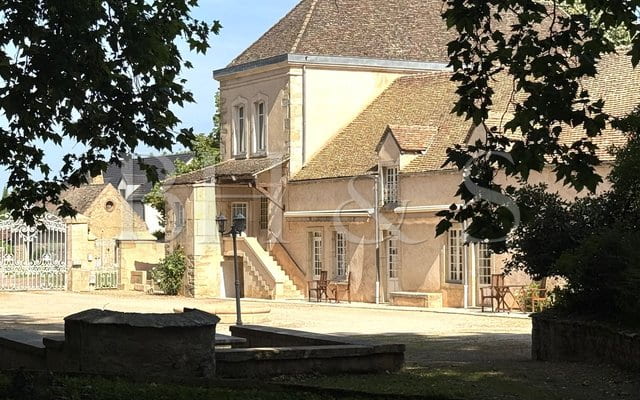 Character property, near Beaune 